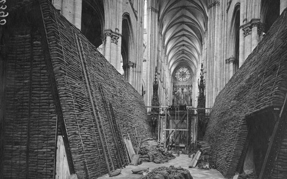 Notre-Dame: Catedrais sob bombardeio.